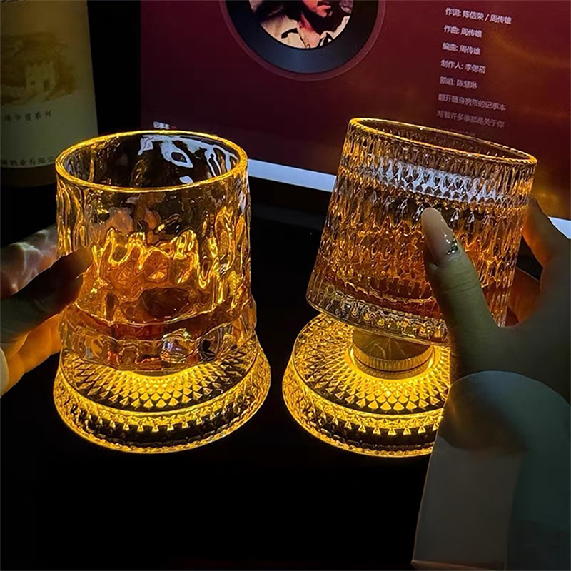 Old Fashioned Glass - 360 ° LEDライト付き回転式ウイスキーグラス、回転クリスタルバーボンタンブラー、光るオールドファッションドスコッチグラスギフト、260ml