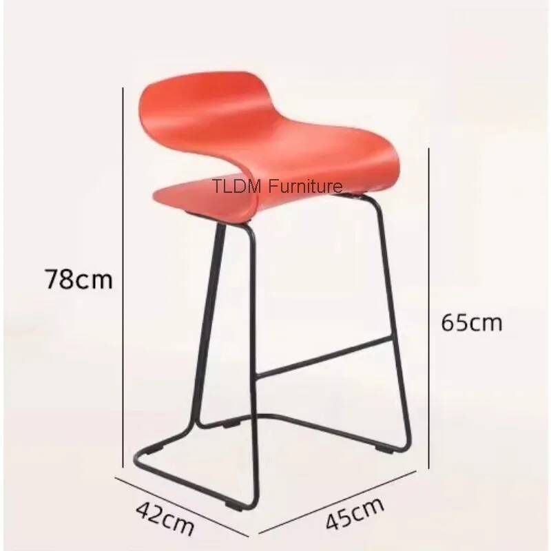 Home Bar Seating - スタイリッシュな現代風キッチンアイランド＆ホームバー用座席、曲線状のシートと金属フレームのモダンなバースツール