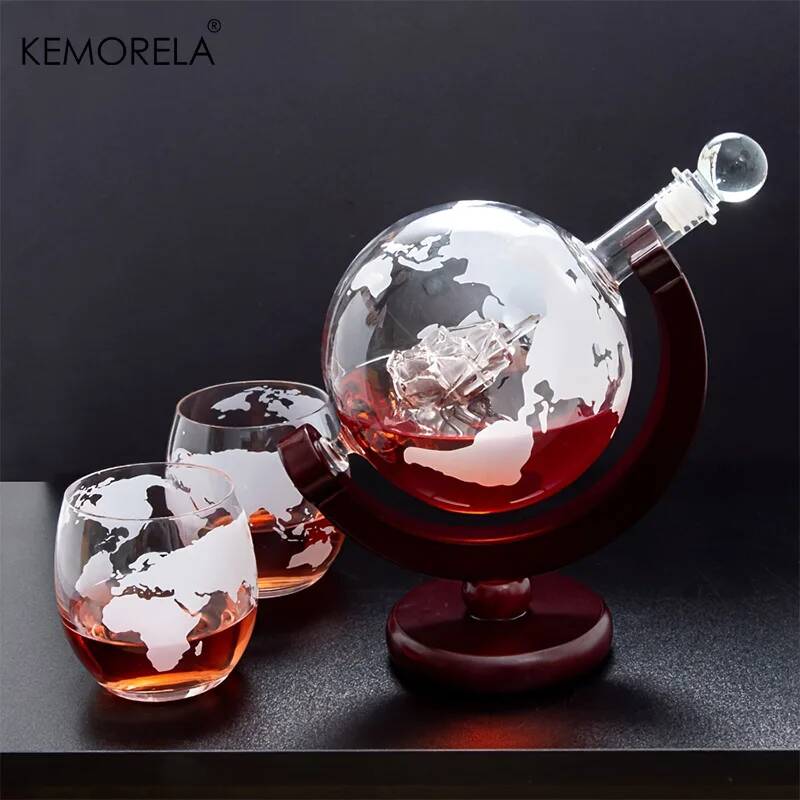 Decanter Globe Set - 900MLグローブ型ウイスキーデキャンタセット、鉛フリーガラスカラフェ、木製スタンド、グラス2個、バー・家庭用リキュールギフト
