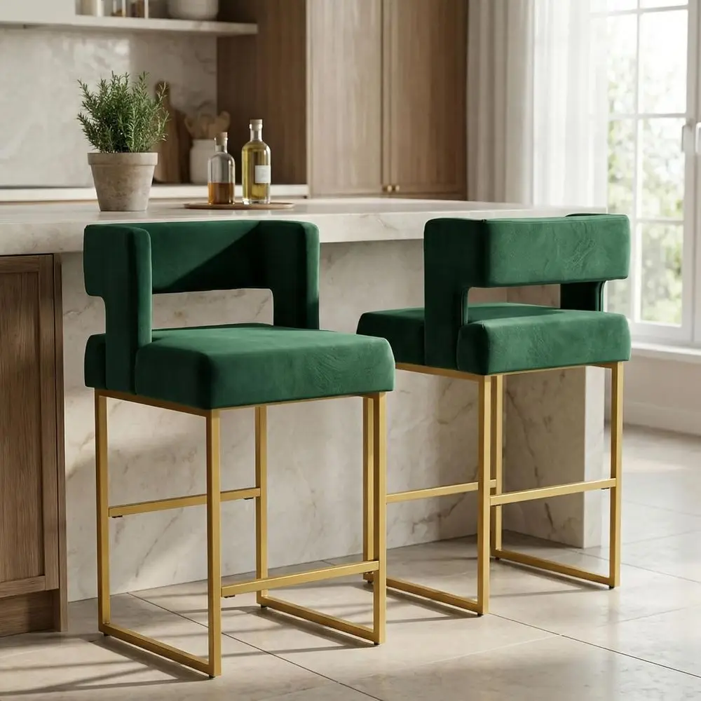 Home Bar And Counter - グリーンベルベットのバースツール2脚セット、ゴールドメタルの脚付き、キッチンアイランドやホームバー用のカウンター高さの椅子