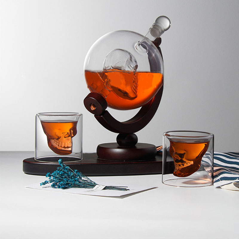 Decanter Globe Set - スカルグローブウイスキーデカンターセット、高品質シリコンガラスボトル、パインベース、小さなワイングラス2個、ウォッカ、その他のディスペンサー付き