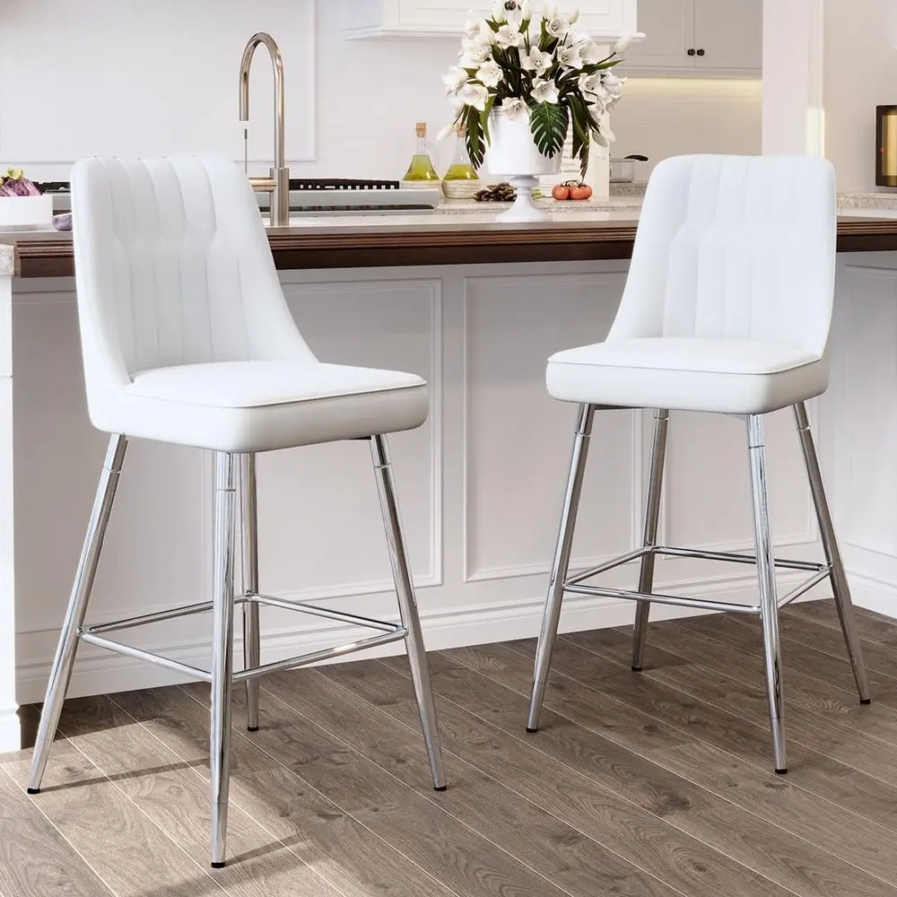 Home Bar Stools - ホワイトの布張りカウンターハイトバースツール2脚セット、シルバークロームのフットレスト付き、キッチンアイランドやホームパブ用