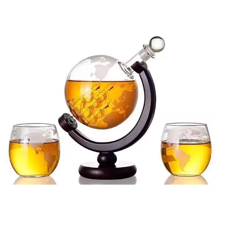 Decanter Globe Set - 1L クリエイティブグローブデカンタセット、鉛フリーカラフェ、絶妙な木製スタンド、ウイスキーグラス2個付き ウイスキーデカンタカクテルキット