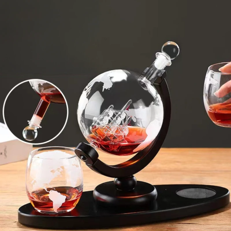 地球儀型のウイスキーデカンタ、ホウケイ酸ガラス製、木製ベース - Decanter Globe Set のレビューと価格